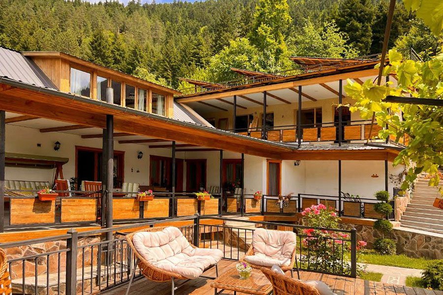 Façade du Boutique Hotel Borjomi Verde entourée de verdure, Borjomi, Géorgie