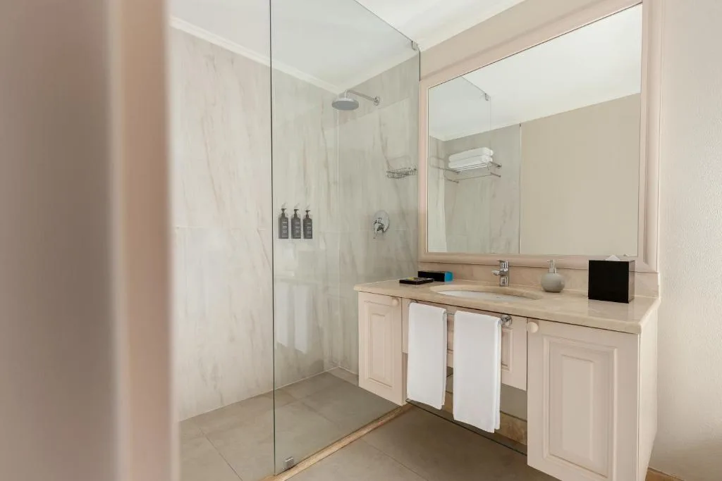 Łazienka z prysznicem walk-in, Boutique 19 Hotel w Baku, Azerbejdżan