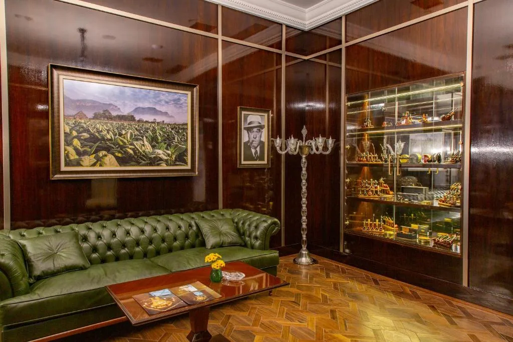 Salon z zieloną skórzaną sofą i witryną, Boutique 19 Hotel w Baku, Azerbejdżan