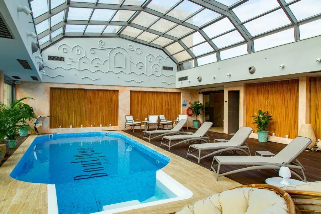 Basen z leżakami pod szklanym dachem, Boutique 19 Hotel w Baku, Azerbejdżan
