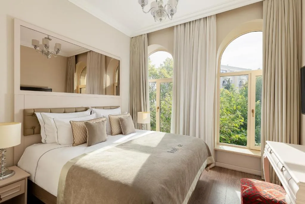 Pokój gościnny z oknami łukowymi i łóżkiem małżeńskim, Boutique 19 Hotel w Baku, Azerbejdżan
