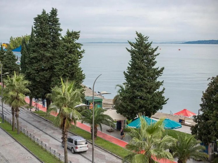 Blick über den Uferpark vom Boutique Hotel 32 in Batumi, Georgien