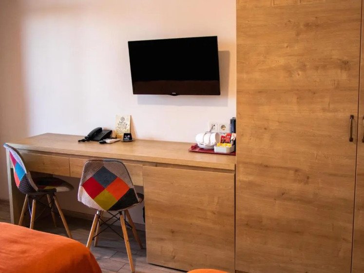 Gästezimmer mit warmem Dekor im Boutique Hotel 32 in Batumi