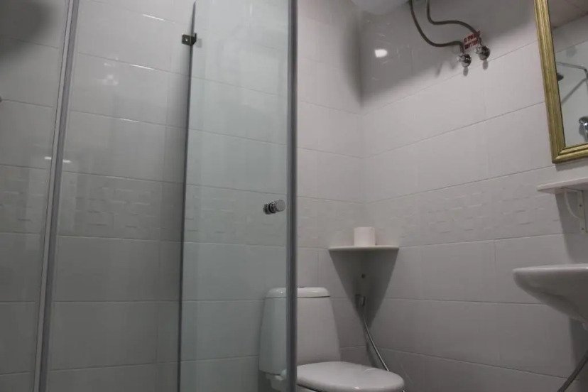 Badezimmer mit modernen Armaturen im Boutique Hotel 32 in Batumi