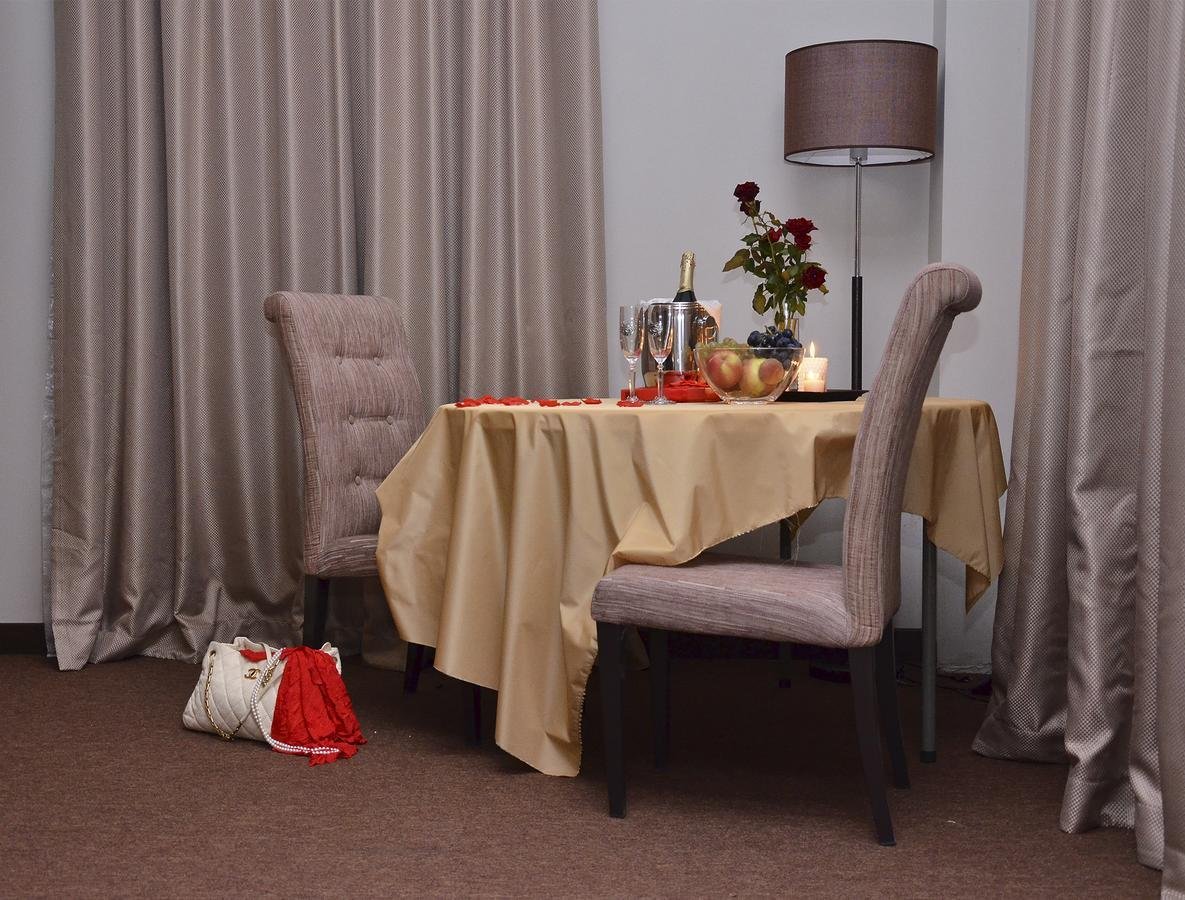Gedeckter Abendtisch im Boutique Hotel Argo in Kutaissi, Georgien