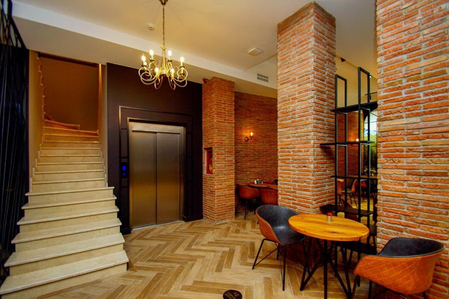 Hall et réception du Bridge Hotel à Borjomi