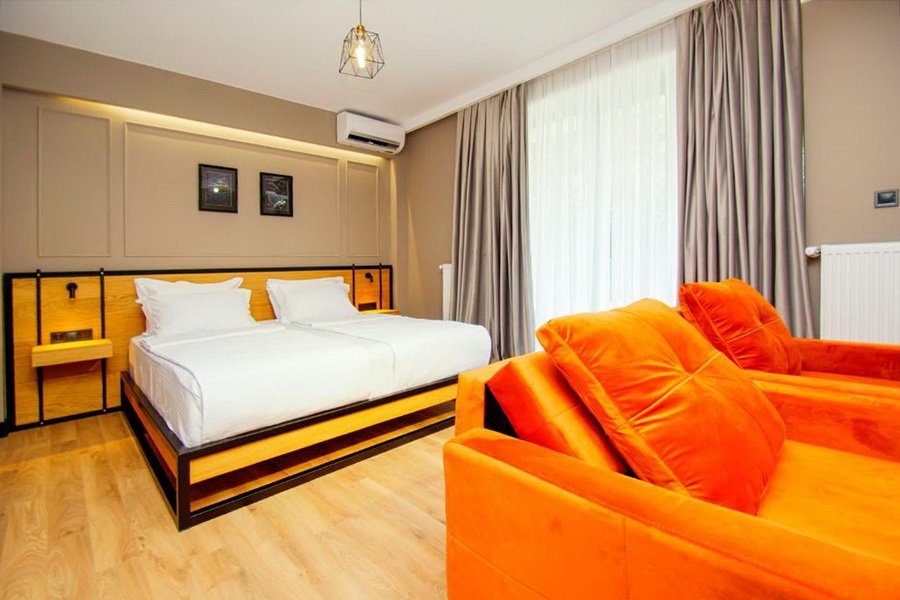 Chambre confortable du Bridge Hotel au cœur de Borjomi