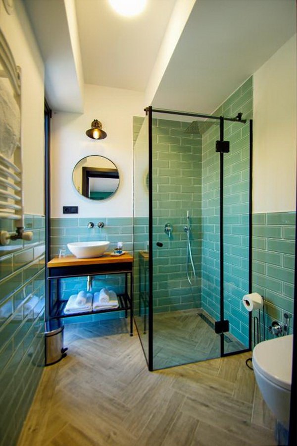 Salle de bains avec douche et équipements modernes du Bridge Hotel à Borjomi