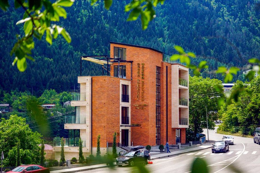 Façade du Bridge Hotel le long de la rivière à Borjomi, Géorgie