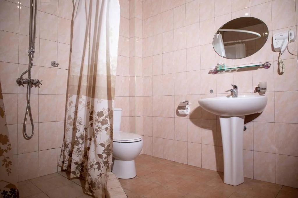 Badkamer met douche, Casanova Inn in Dilijan, Armenië