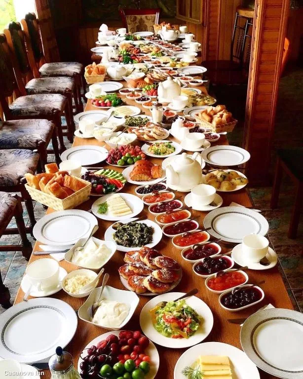 Lange tafel gedekt voor het ontbijt, Casanova Inn in Dilijan, Armenië