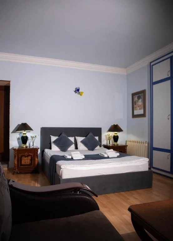 Gastenkamer met tweepersoonsbed en nachtlampjes, Casanova Inn in Dilijan, Armenië
