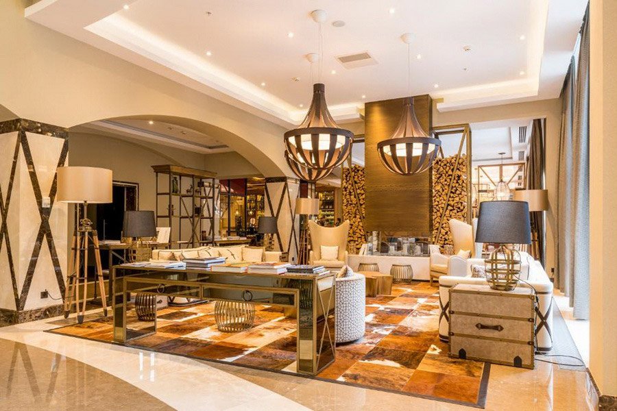 Hall et réception du Crowne Plaza Borjomi au décor élégant