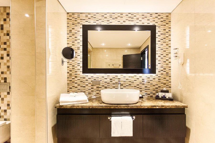 Salle de bains aux équipements haut de gamme du Crowne Plaza Borjomi