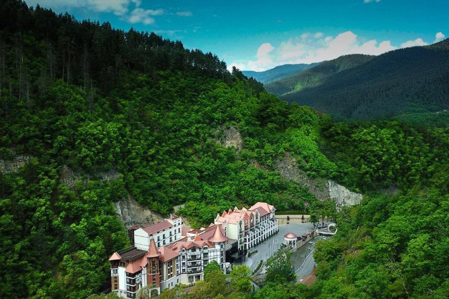 Grand hôtel-resort Crowne Plaza Borjomi entouré de montagnes boisées, Géorgie