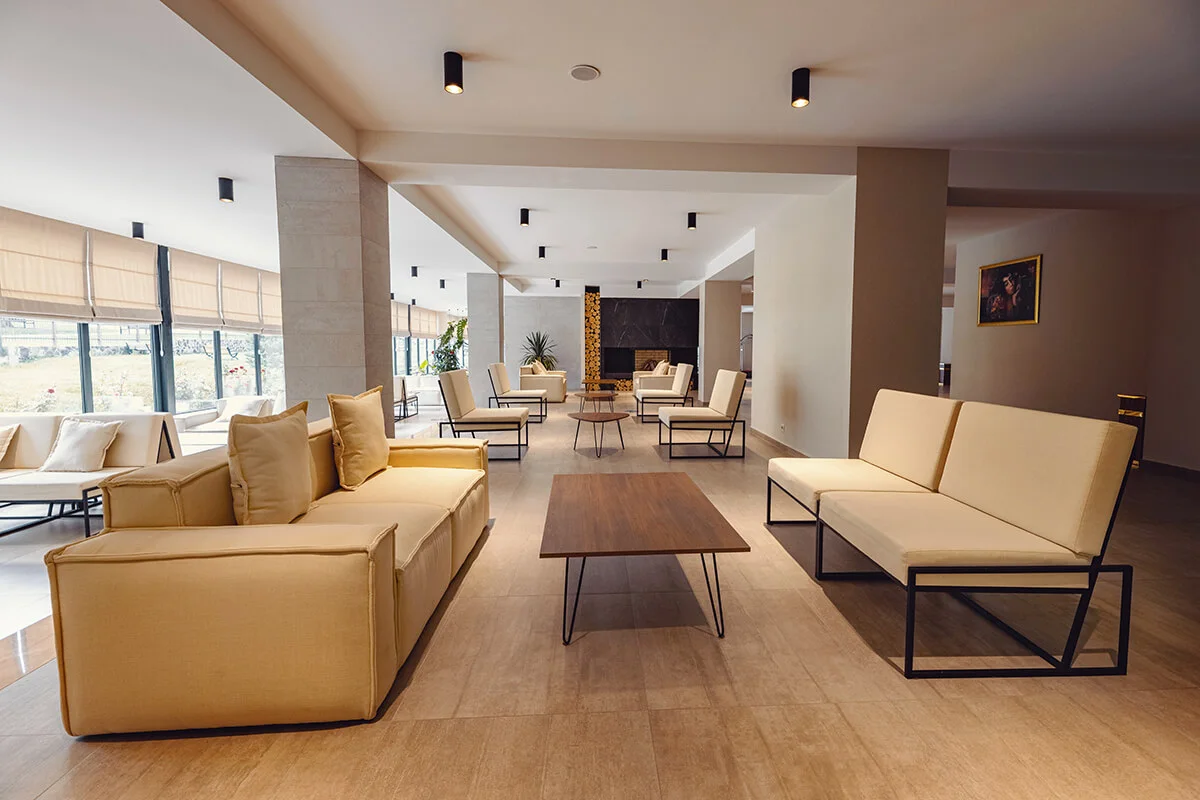 Lobby-Lounge im Crystal Hotel & Spa in Bakuriani, Georgien