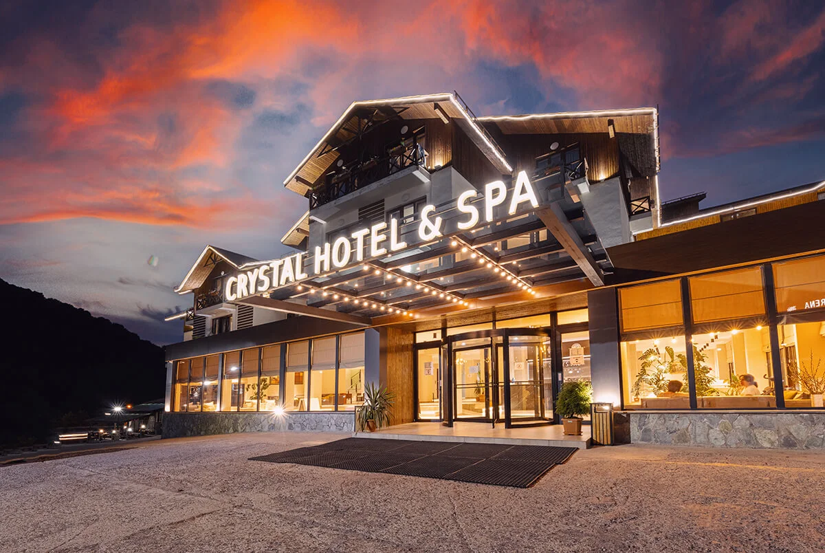 Außenansicht des Crystal Hotel & Spa in der Abenddämmerung in Bakuriani, Georgien