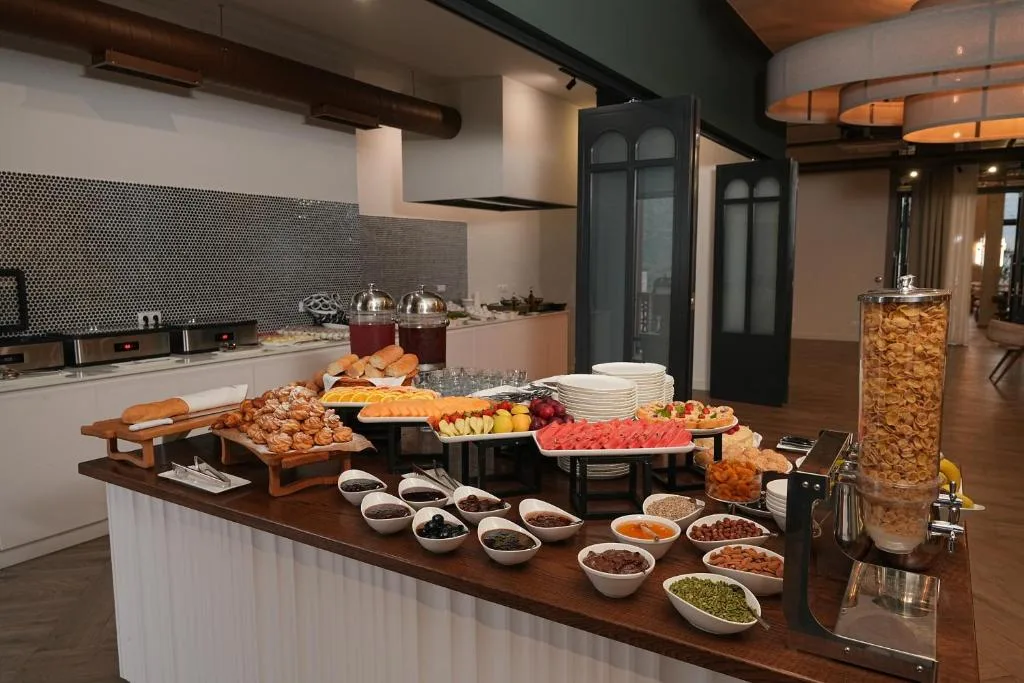Ontbijtbuffet met gebak, fruit en noten, Dili Town Resort and Spa in Dilijan, Armenië