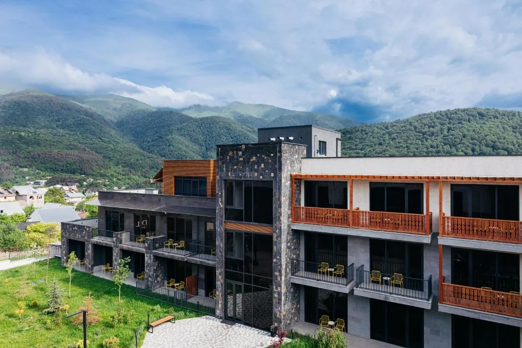 Buitenaanzicht met balkons en beboste heuvels op de achtergrond, Dili Town Resort and Spa in Dilijan, Armenië