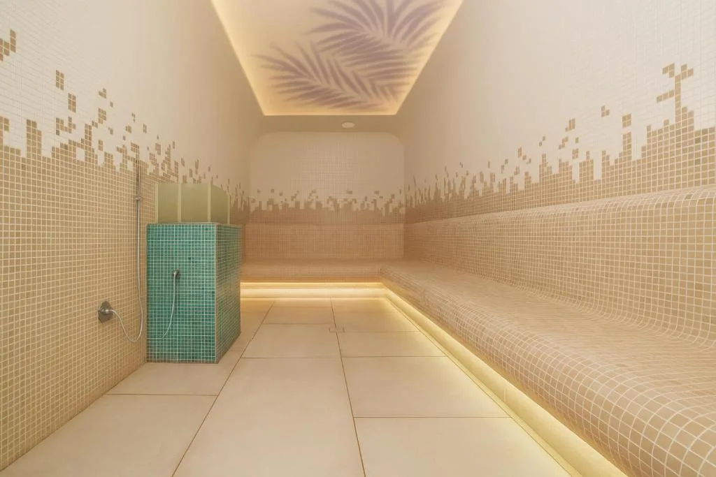 Betegelde hamam met verwarmde banken, Dili Town Resort and Spa in Dilijan, Armenië