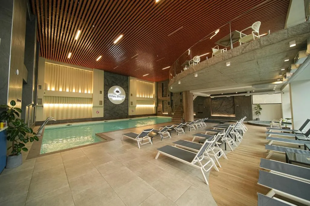 Binnenzwembad met ligbedden, Dili Town Resort and Spa in Dilijan, Armenië