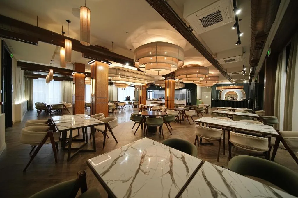 Restaurantzaal met marmeren tafels, Dili Town Resort and Spa in Dilijan, Armenië