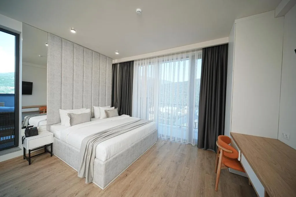 Gastenkamer met tweepersoonsbed en ramen tot aan de vloer, Dili Town Resort and Spa in Dilijan, Armenië