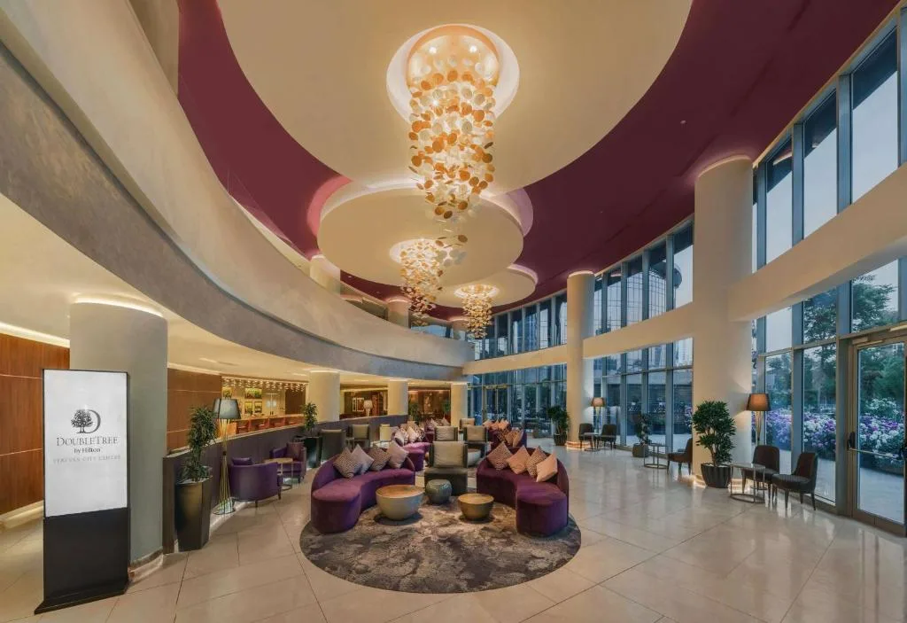 Hall du DoubleTree by Hilton Yerevan City Centre avec salon et lustre