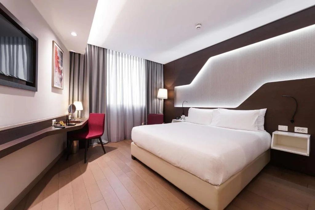 Chambre du DoubleTree by Hilton Yerevan City Centre avec lit king-size et espace de travail