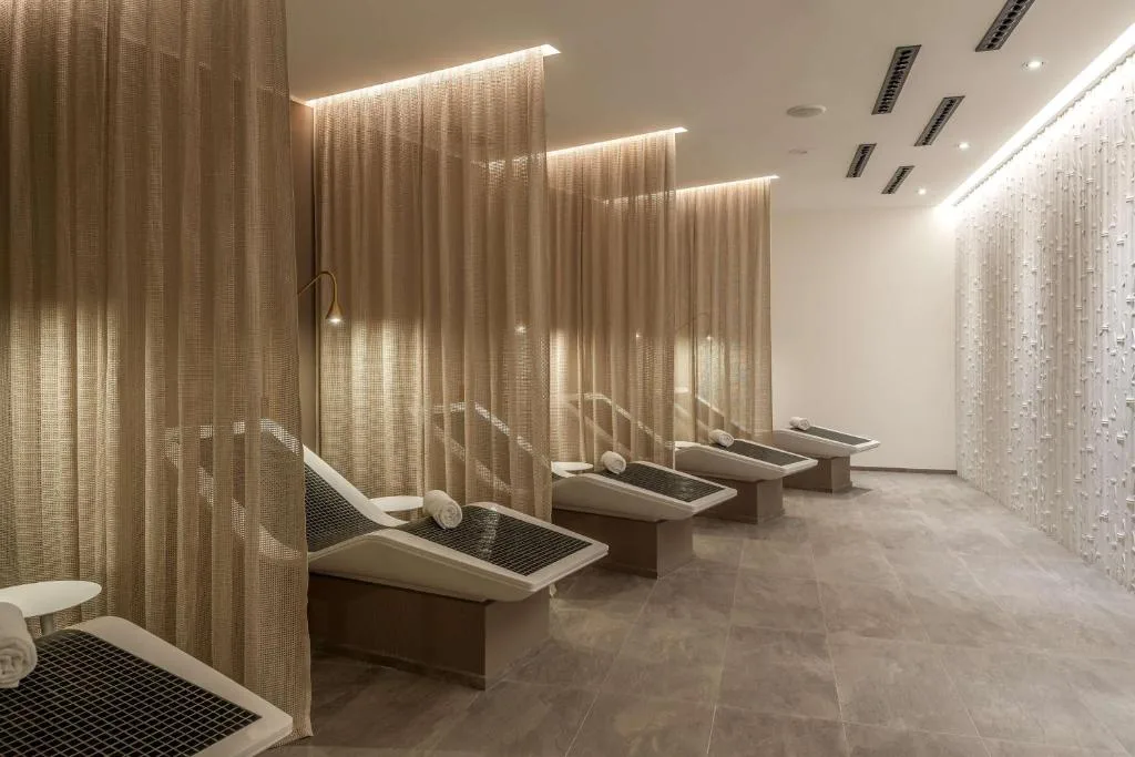 Espace détente du spa au DoubleTree by Hilton Yerevan City Centre avec transats
