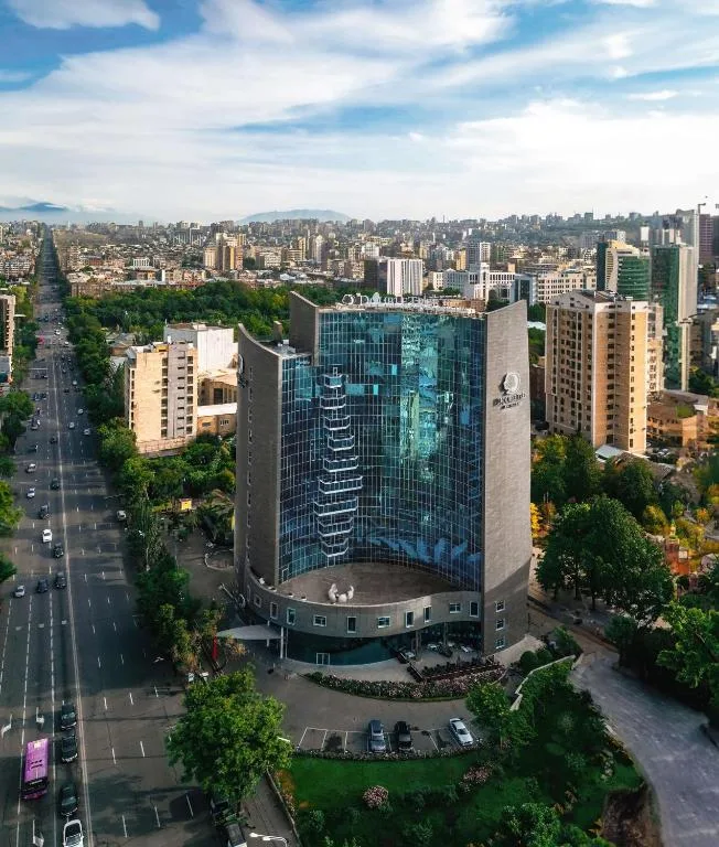Vue extérieure du DoubleTree by Hilton Yerevan City Centre à Erevan, Arménie