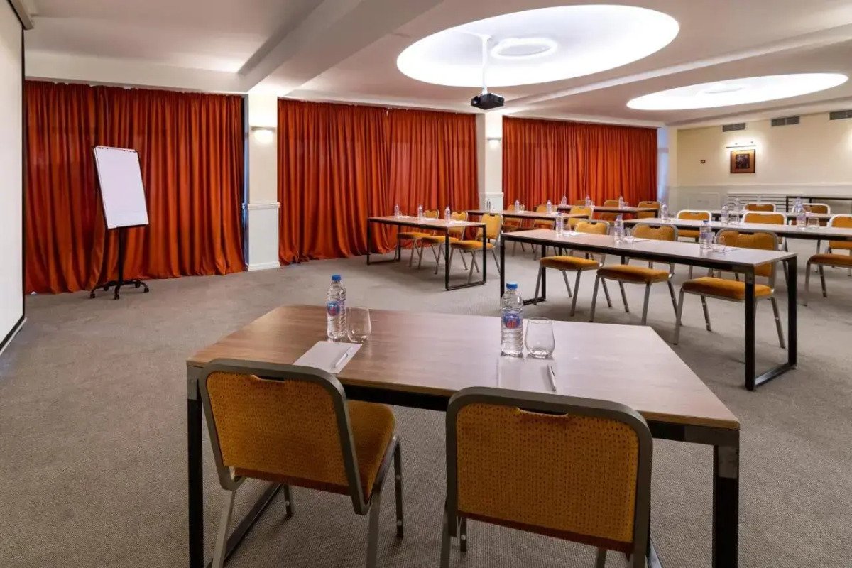 Tagungsraum im Ginger Hotel in Tiflis, Georgien