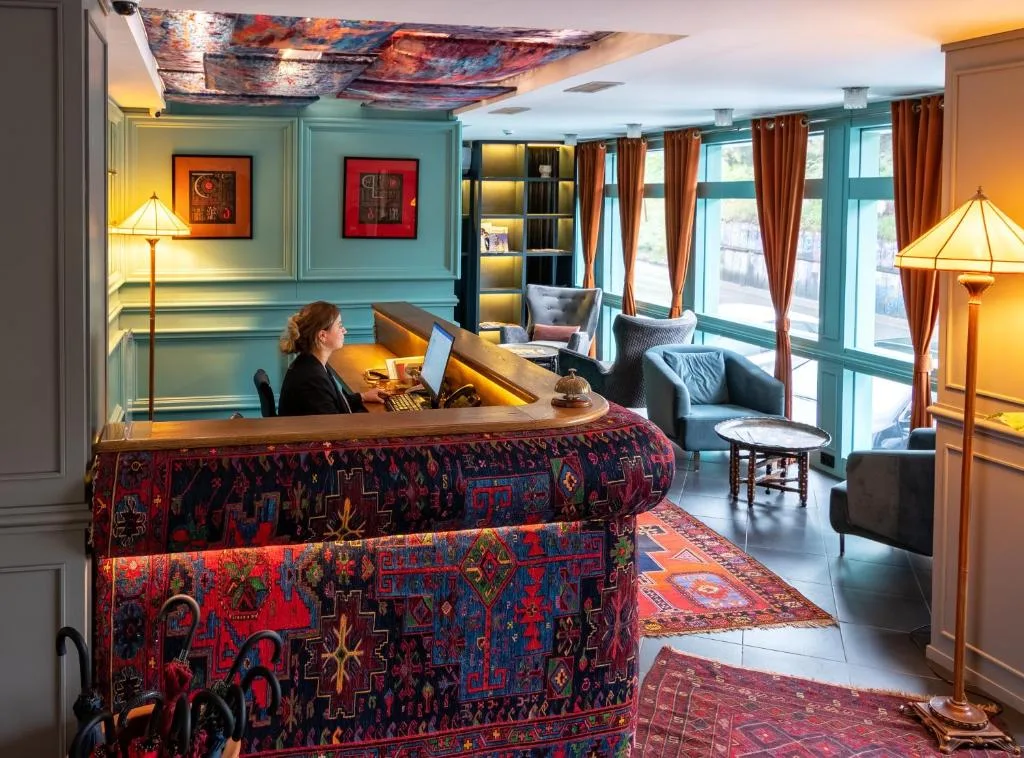 Lobby und Empfang im Ginger Hotel in Tiflis, Georgien