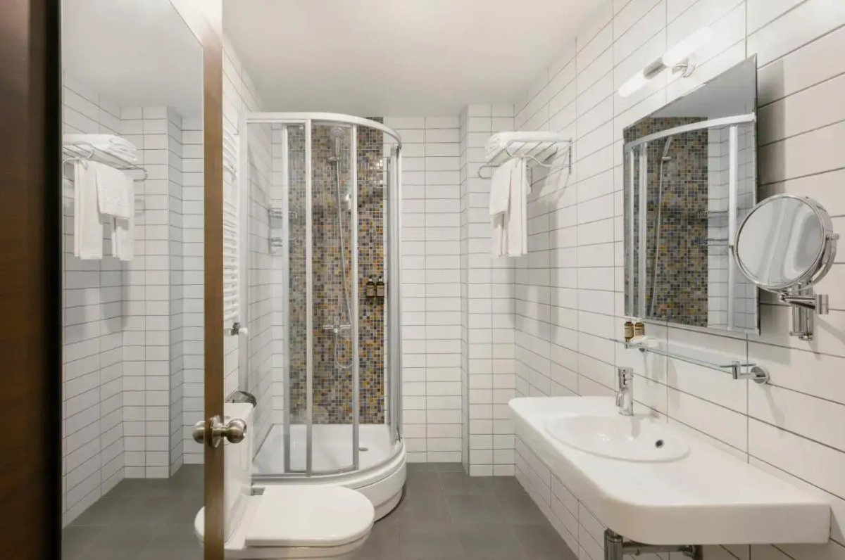 Badezimmer mit moderner Ausstattung im Ginger Hotel in Tiflis