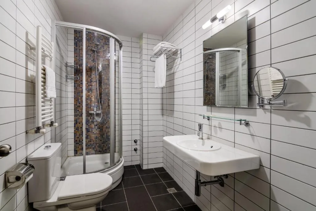 Badezimmer mit moderner Ausstattung im Ginger Hotel in Tiflis