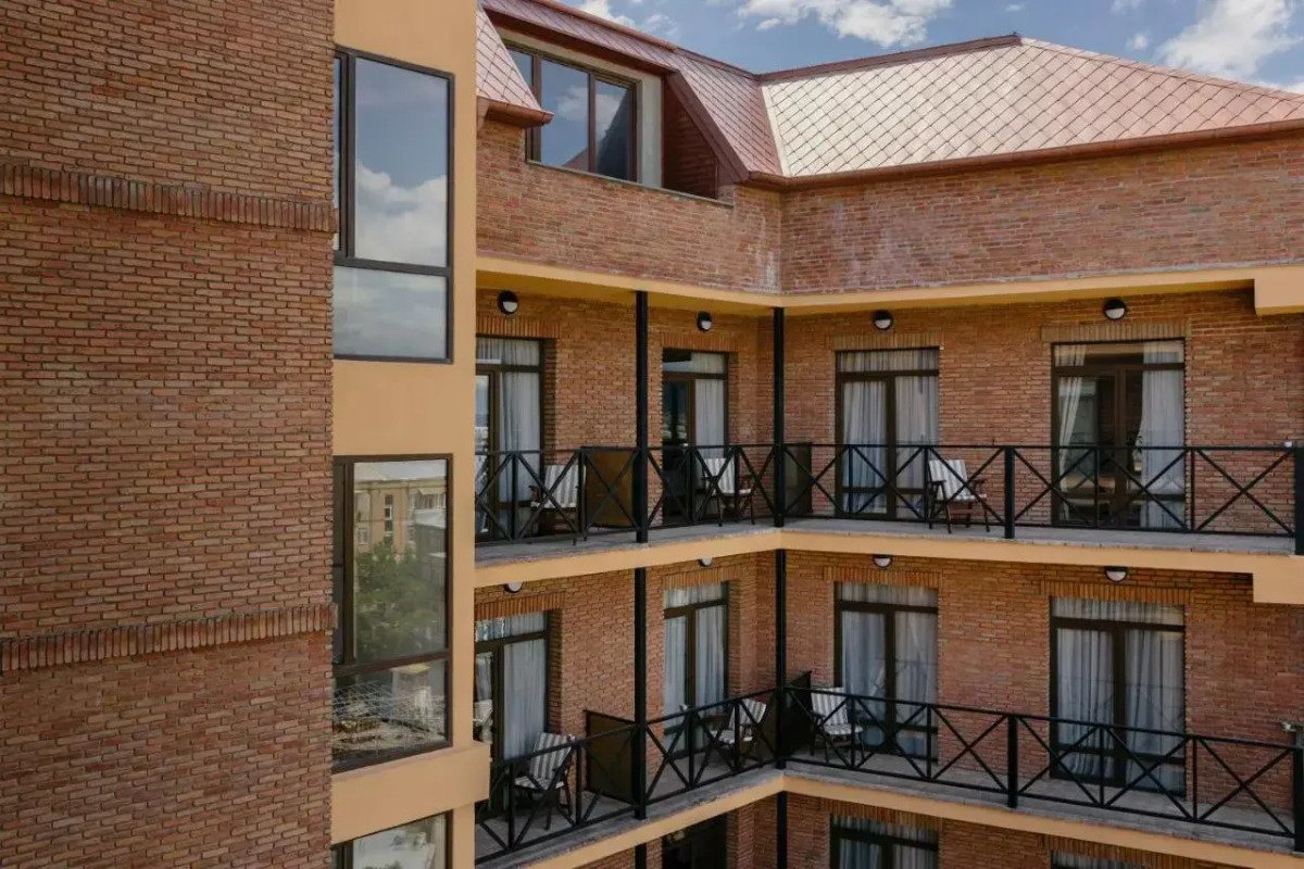 Außenansicht des Ginger Hotel in der Altstadt von Tiflis, Georgien