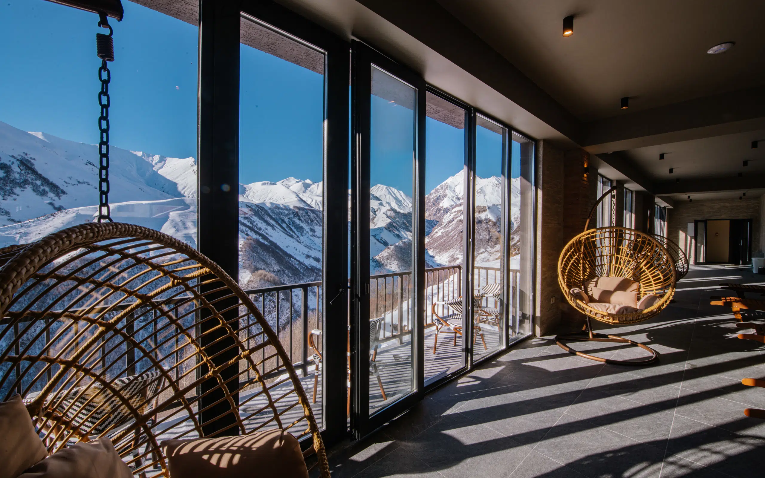 Lounge mit Bergblick und Hängesesseln im Gudauri Inn, Gudauri, Georgien
