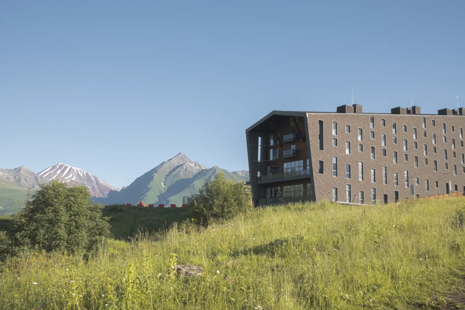 Außenansicht der Gudauri Lodge unterhalb der Kaukasusgipfel in Gudauri, Georgien