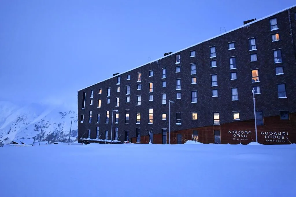 Außenansicht der Gudauri Lodge in Gudauri, Georgien
