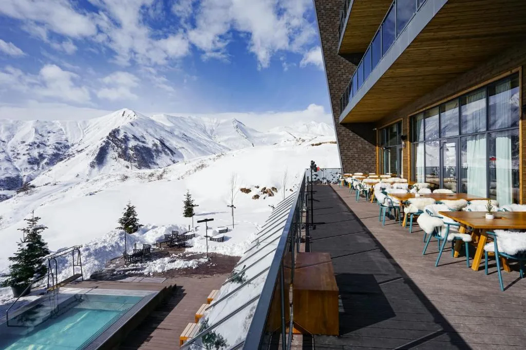 Terrasse mit Bergblick an der Gudauri Lodge in Gudauri, Georgien