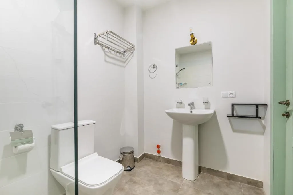 Koupelna s moderním vybavením v hotelu ARGE v Telavi, Gruzie