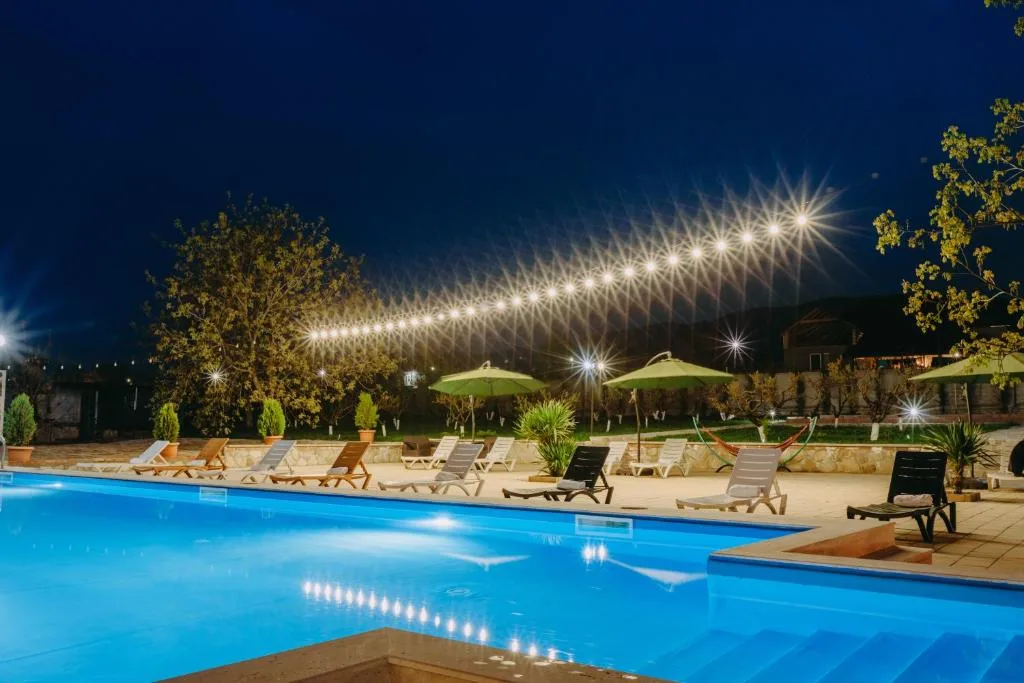 Venkovní bazén hotelu Hotel & Wine Cellar ARGE v Telavi, Gruzie