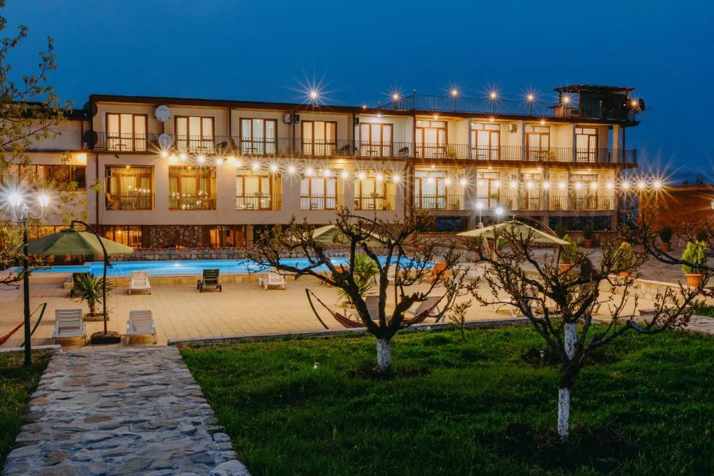 Exteriér hotelu Hotel & Wine Cellar ARGE s terasou u bazénu v noci, Telavi, Gruzie