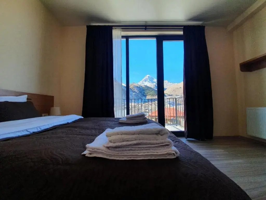 Pokoj pro hosty s výhledem v hotelu Horizon ve Stepancmindě, Gruzie