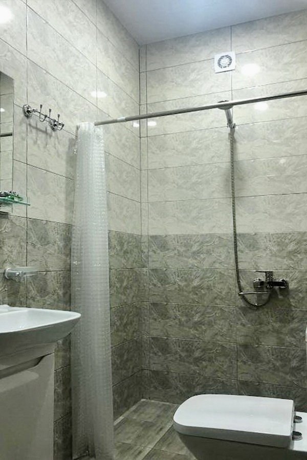 Koupelna se sprchou v hotelu Horizon ve Stepancmindě, Gruzie