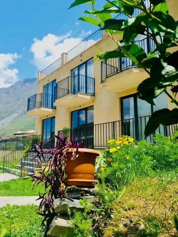 Exteriér hotelu Horizon ve Stepancmindě s horskou krajinou, Kazbegi