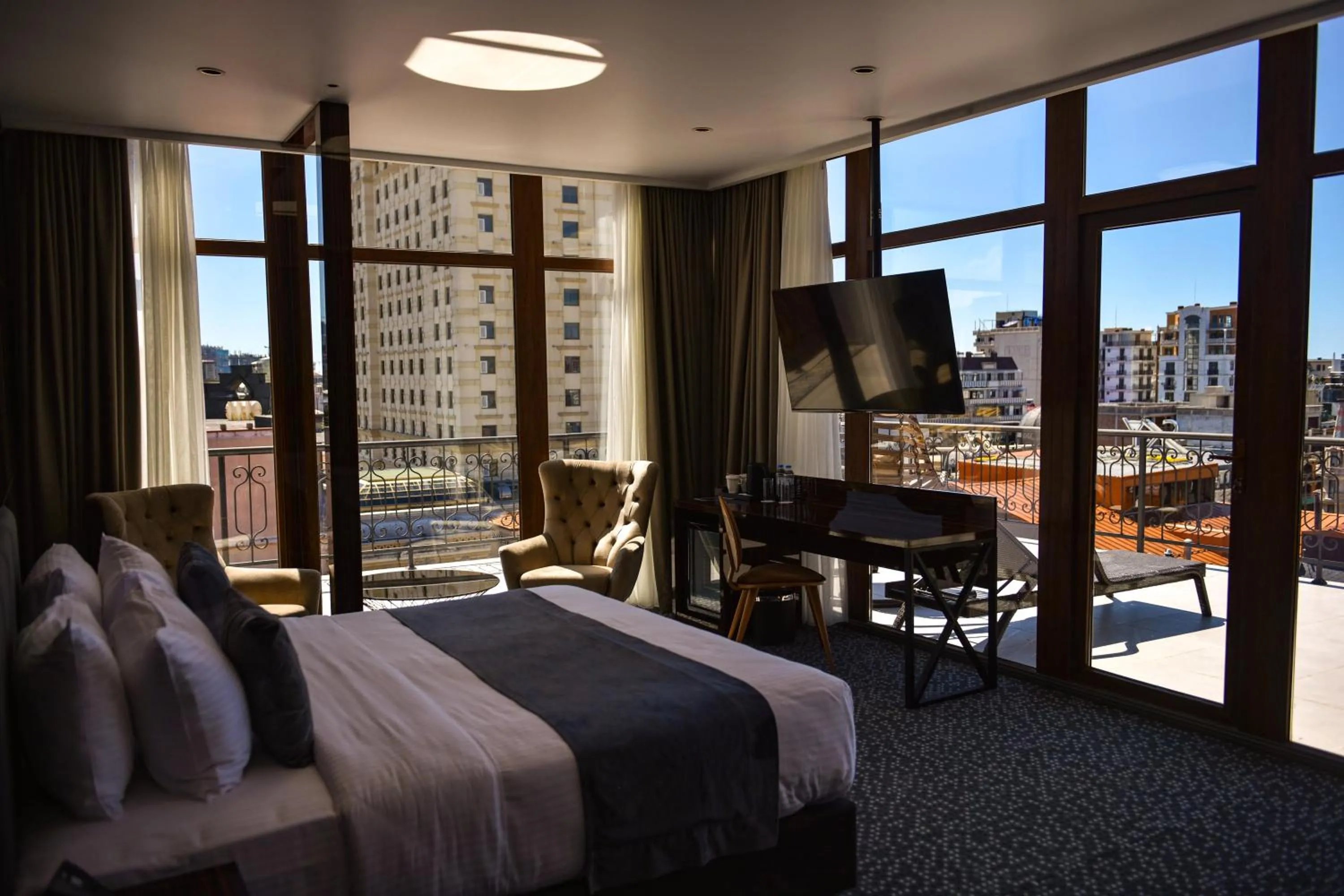 Komfortables Gästezimmer mit Balkonblick im Hotel Monarch in Batumi