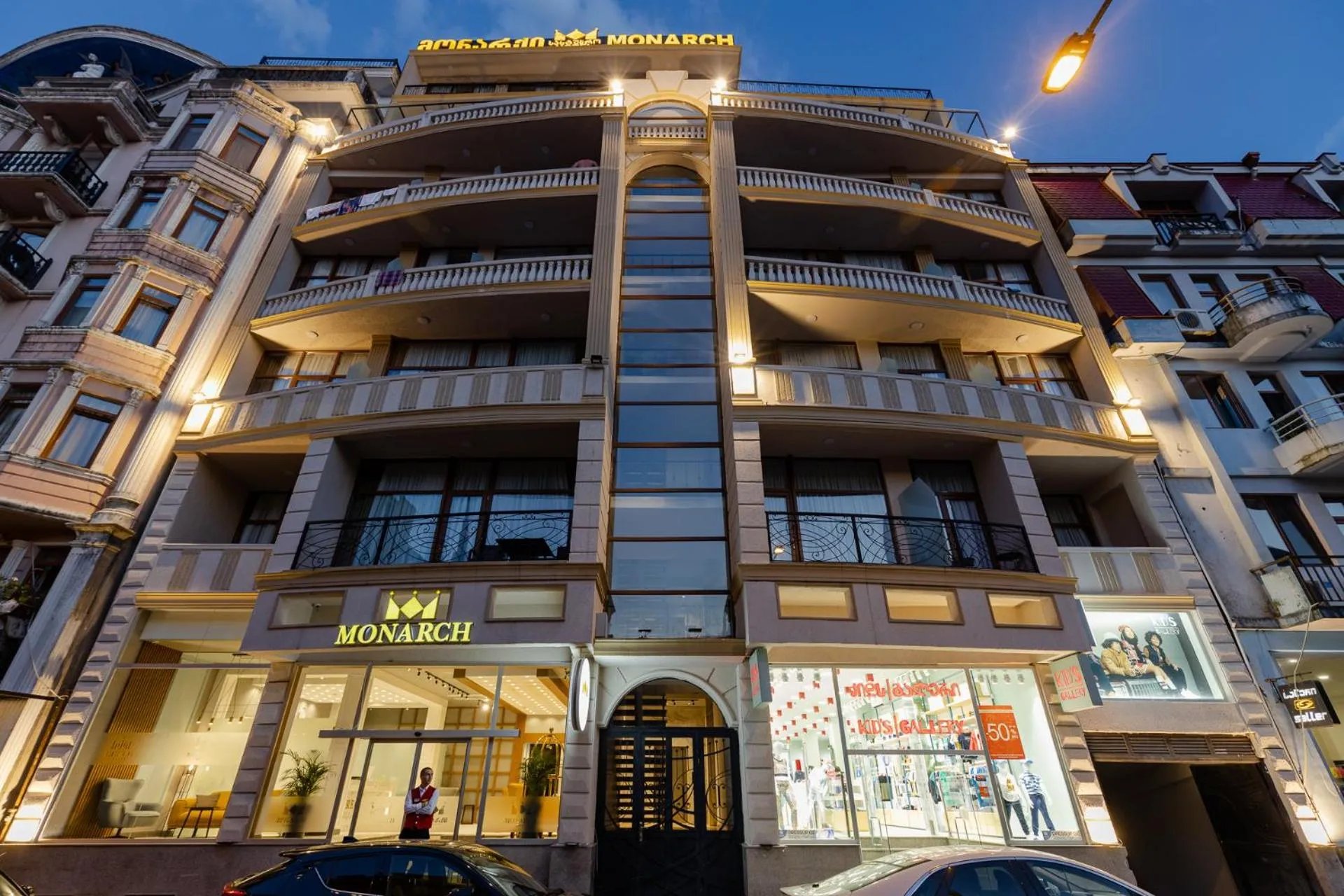 Modernes Gebäude des Hotel Monarch in Batumi, Georgien
