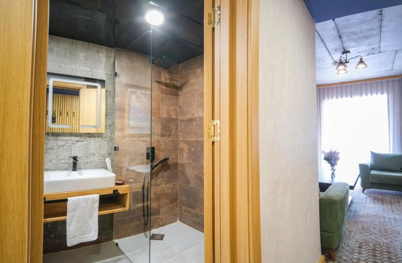 Badezimmer mit moderner Ausstattung im Hotel Posta in Mestia
