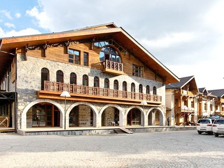 Außenansicht des Hotel Posta im Herzen von Mestia, Swanetien, Georgien